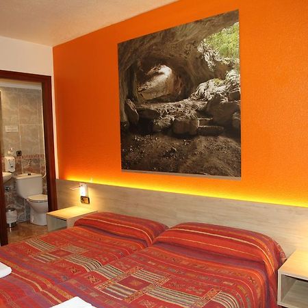 פמפלונה Hostal Acella מראה חיצוני תמונה A room at the hotel