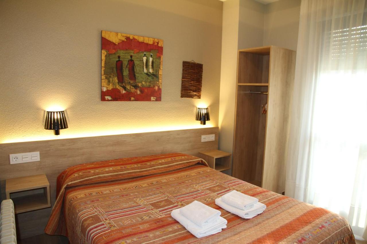 פמפלונה Hostal Acella מראה חיצוני תמונה A room at the hotel
