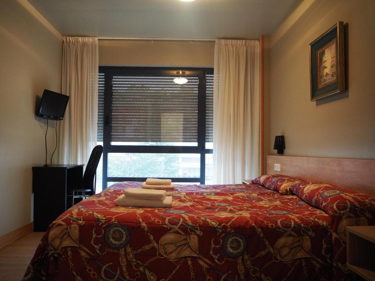 פמפלונה Hostal Acella מראה חיצוני תמונה A room at the hotel