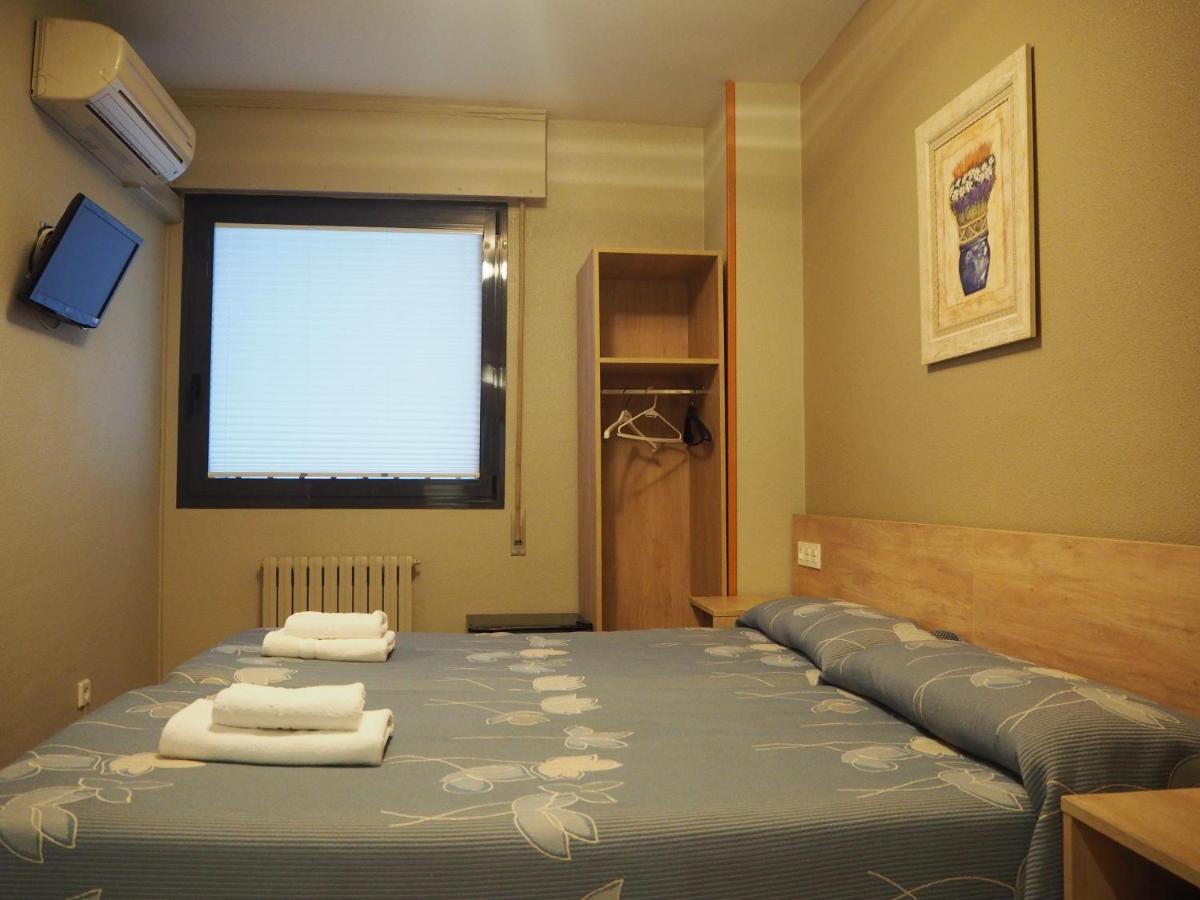 פמפלונה Hostal Acella מראה חיצוני תמונה A room at the hotel