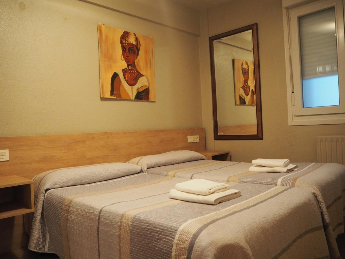 פמפלונה Hostal Acella מראה חיצוני תמונה A room at the hotel