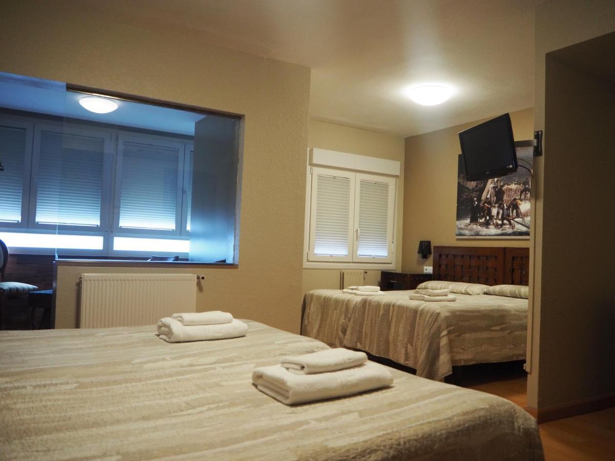 פמפלונה Hostal Acella מראה חיצוני תמונה A room at the hotel