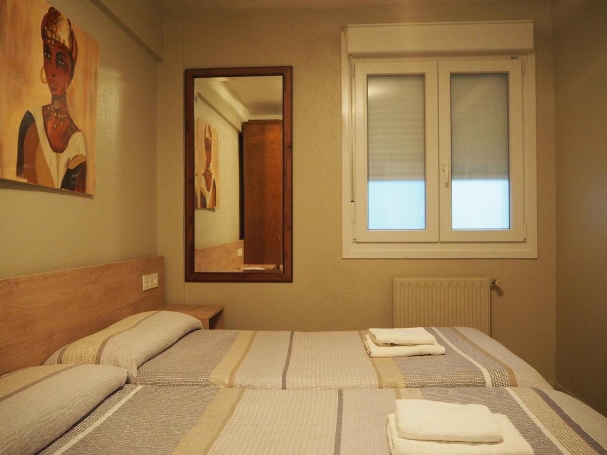 פמפלונה Hostal Acella מראה חיצוני תמונה A room at the hotel