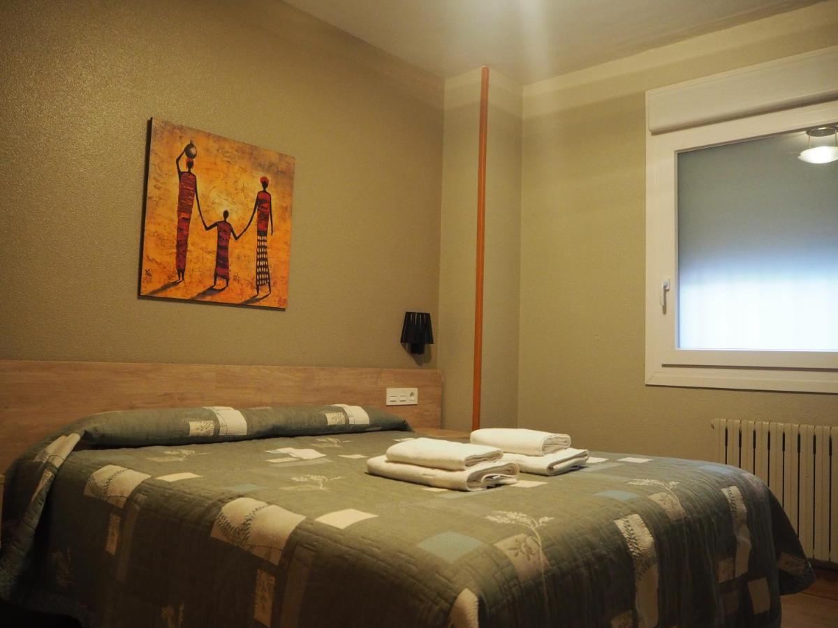 פמפלונה Hostal Acella מראה חיצוני תמונה A bedroom in a hotel