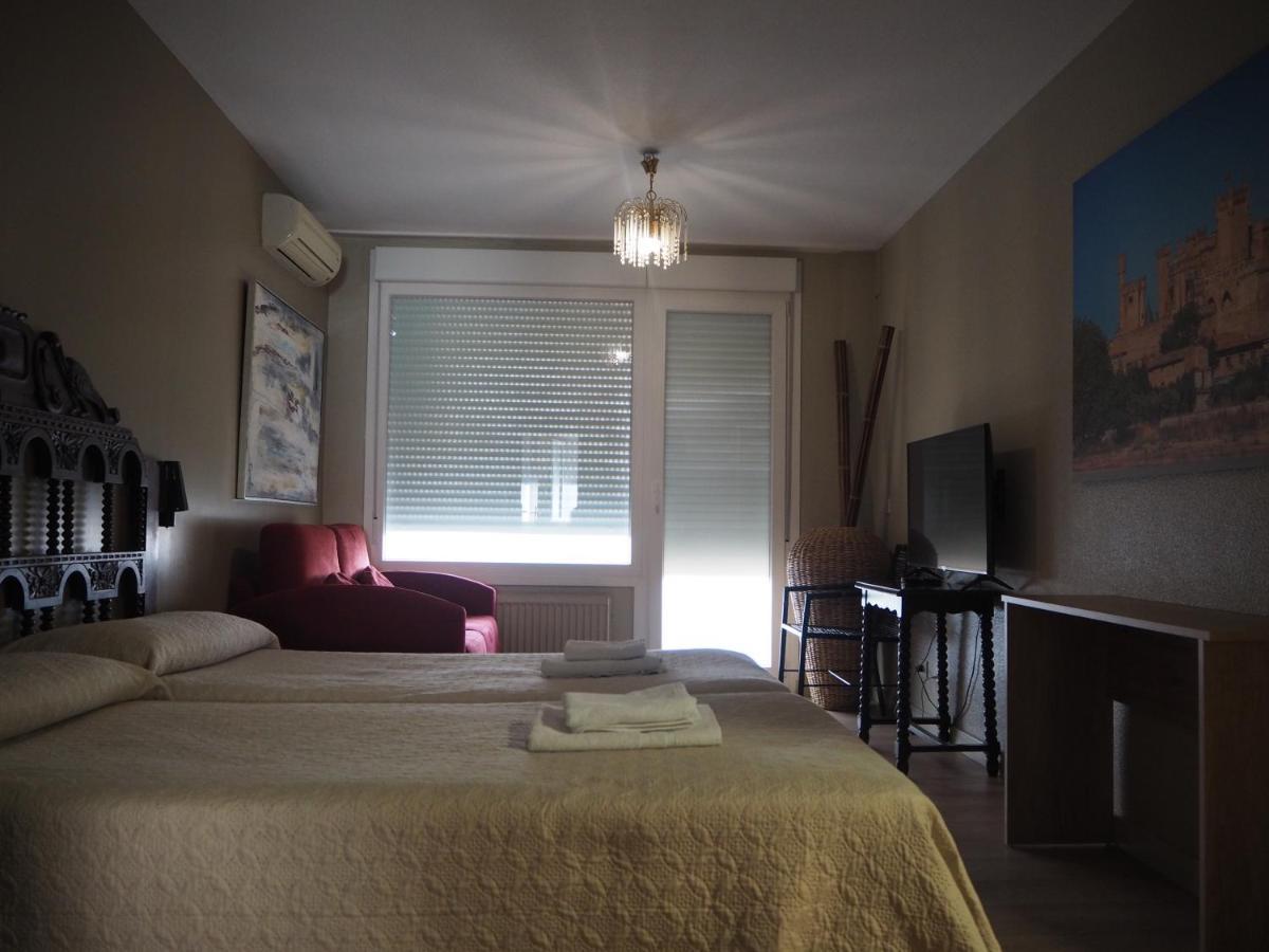 פמפלונה Hostal Acella מראה חיצוני תמונה A room at the hotel