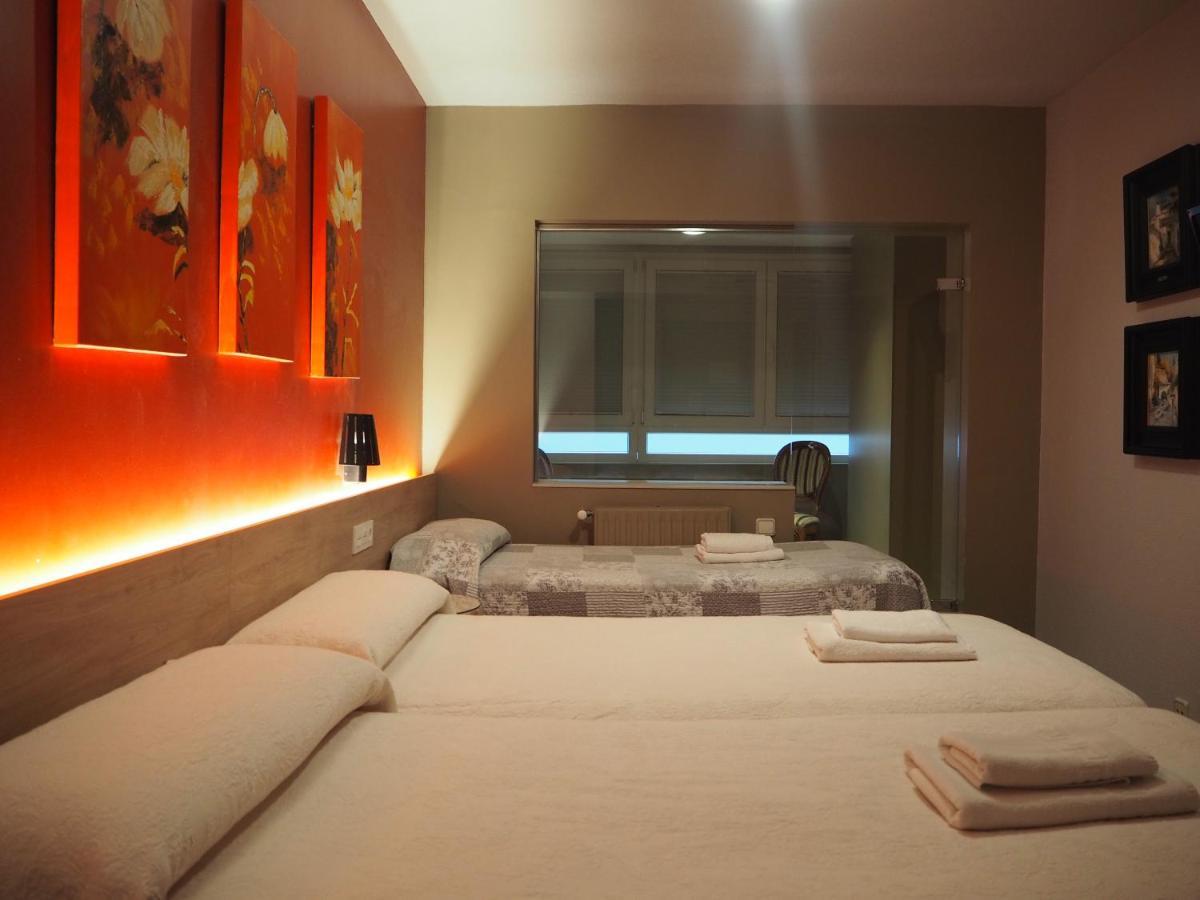 פמפלונה Hostal Acella מראה חיצוני תמונה A room at a love hotel in Tokyo