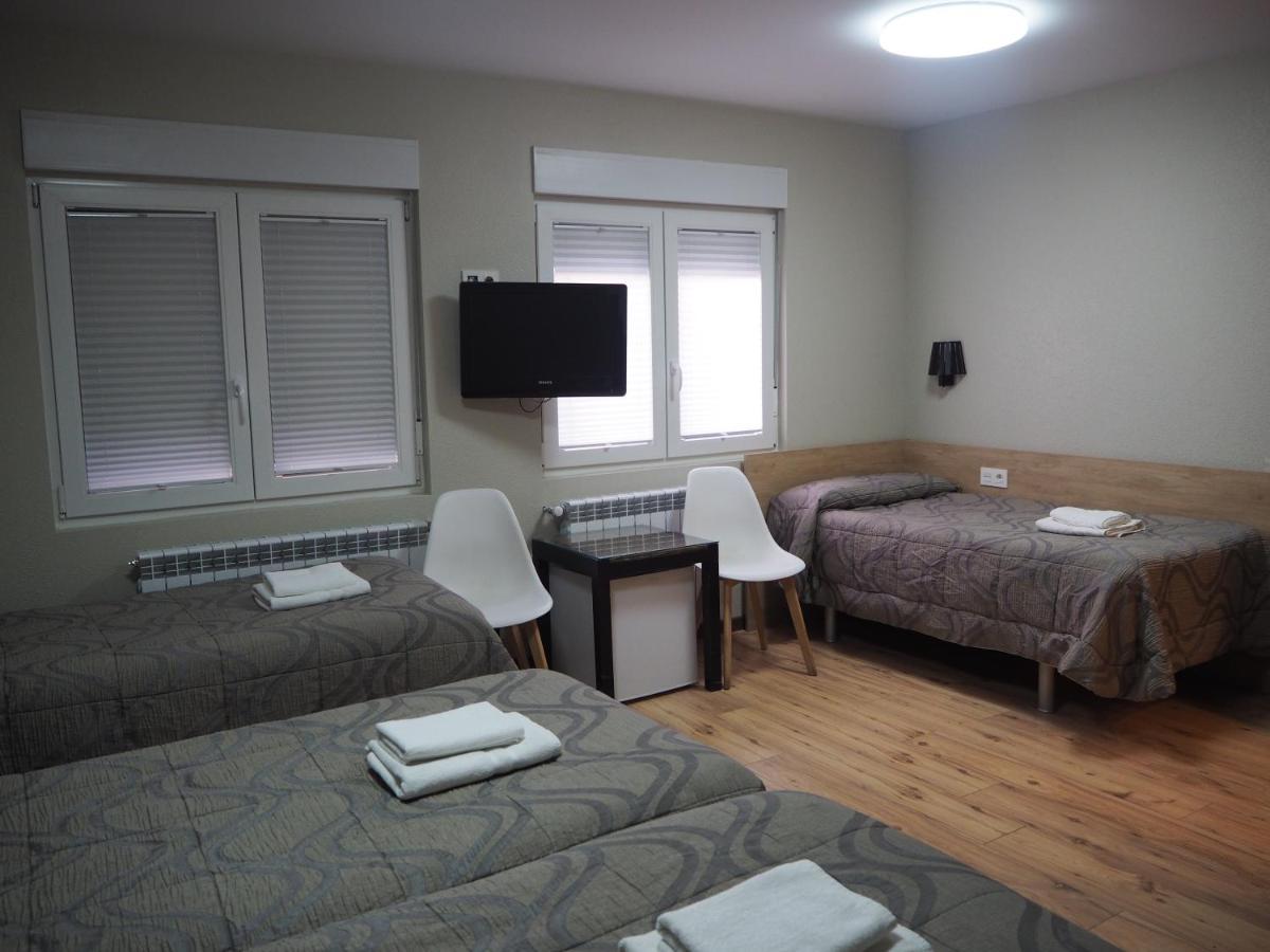 פמפלונה Hostal Acella מראה חיצוני תמונה A room at the Albergue de Peregrinos de Compostela