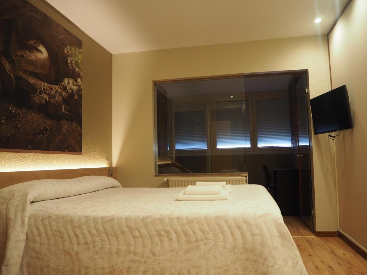 פמפלונה Hostal Acella מראה חיצוני תמונה A room at the hotel