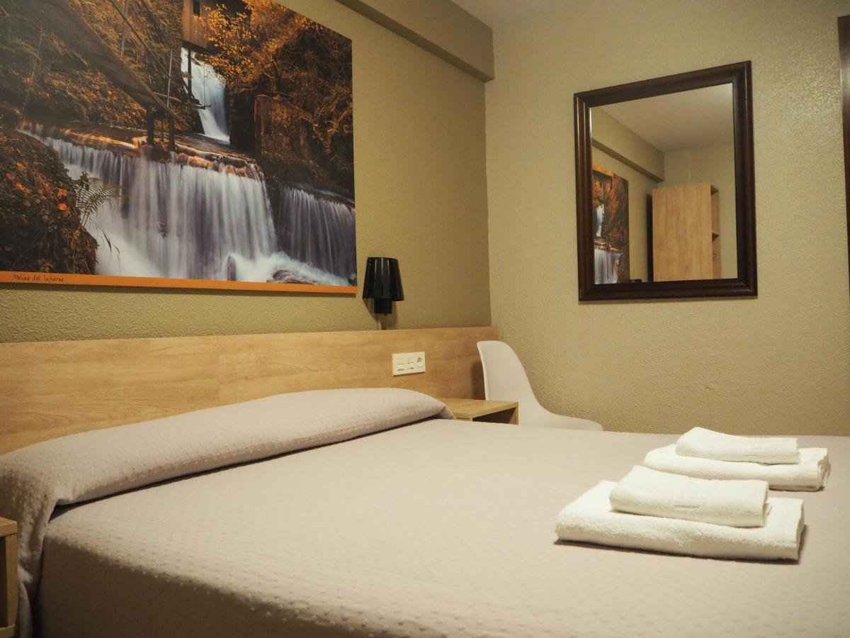 פמפלונה Hostal Acella מראה חיצוני תמונה A room at the hotel
