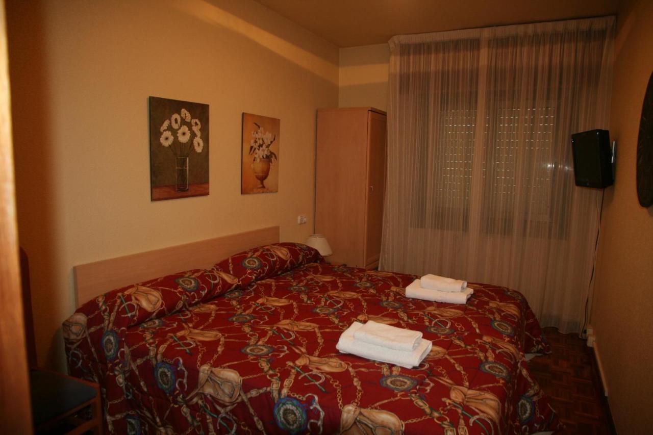 פמפלונה Hostal Acella חדר תמונה A typical room at the hotel