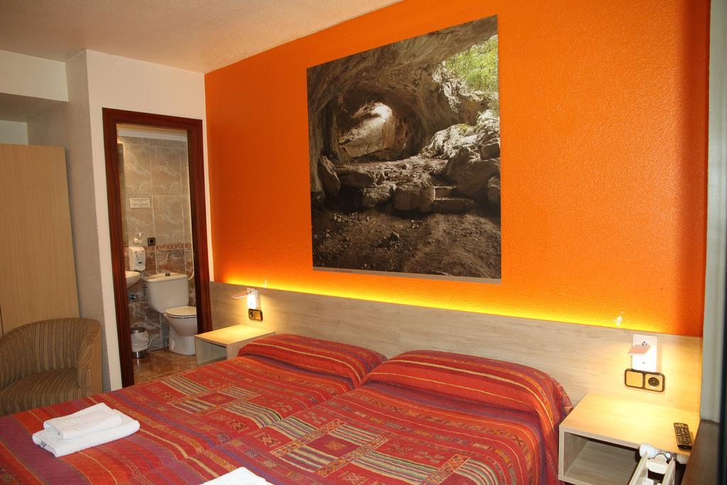 פמפלונה Hostal Acella מראה חיצוני תמונה A room at the hotel