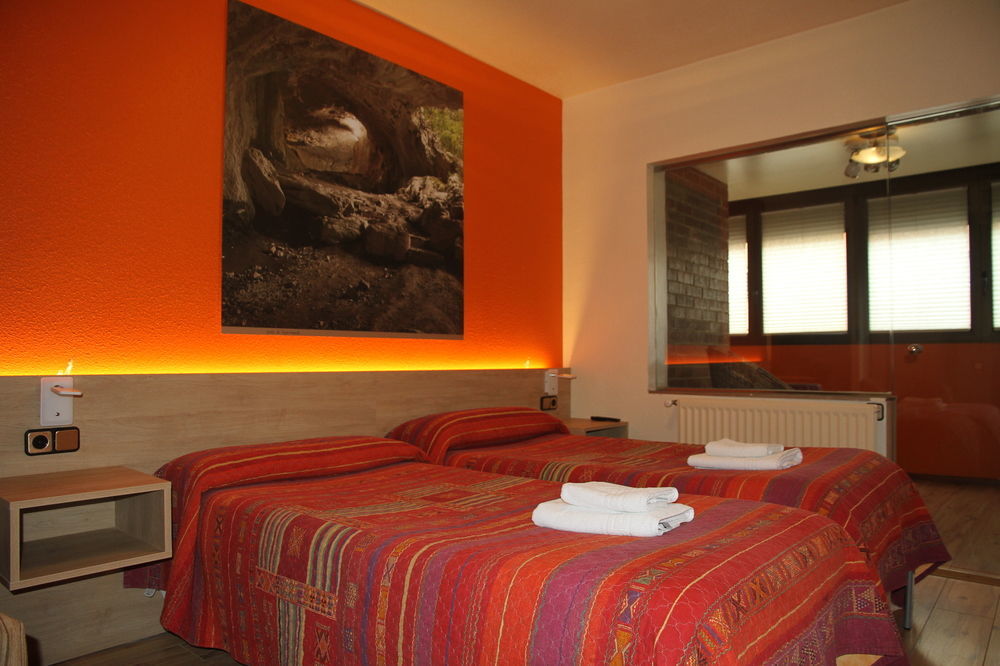 פמפלונה Hostal Acella מראה חיצוני תמונה A room at the hotel