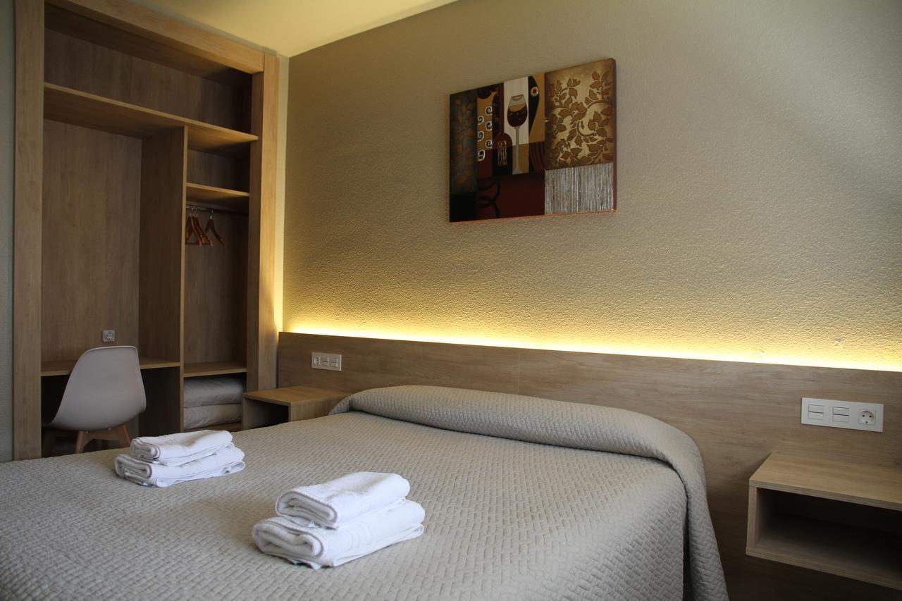 פמפלונה Hostal Acella מראה חיצוני תמונה A room at the hotel