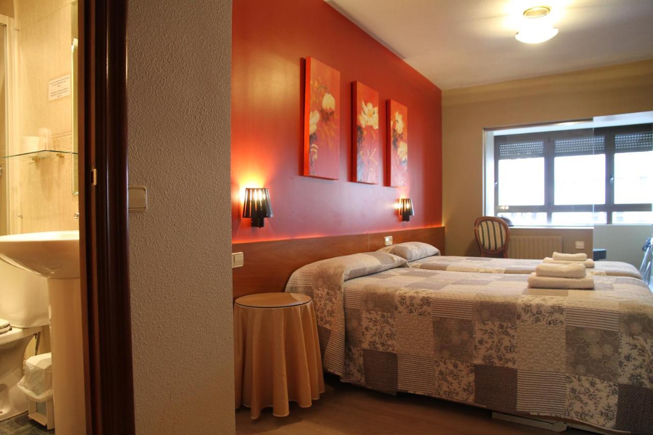 פמפלונה Hostal Acella מראה חיצוני תמונה A room at the hotel